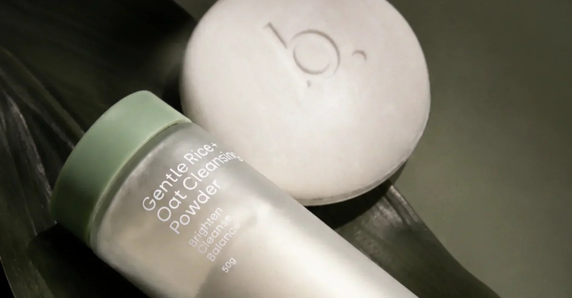 Choosing a zero waste face wash? Compare cleansing bars and powder cleansers for sensitive skin, packaging, texture and routine fit.